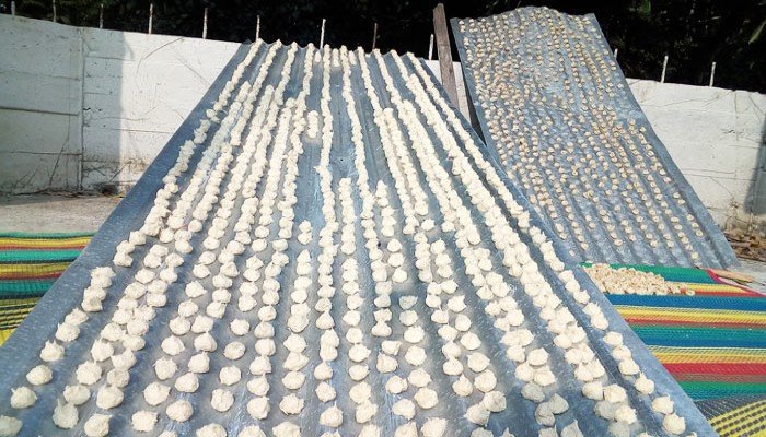 খুলনায় কুমড়োর বড়া তৈরিতে ব্যস্ত নারীরা