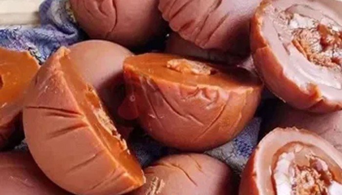 আখের গুড়ের চাহিদা বেড়েছে হিলিতে