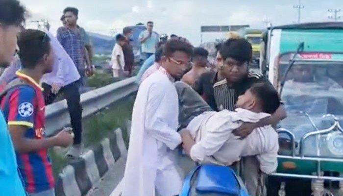 টাঙ্গাইলে কাভার্ড ভ্যানের ধাক্কায় পিকআপের ১৫ আরোহী আহত