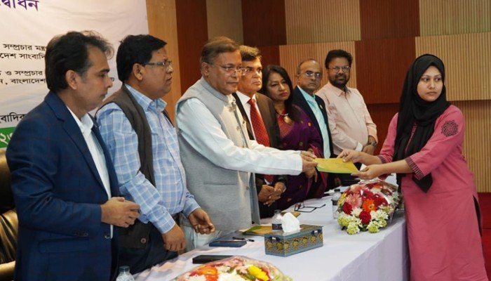 বিএনপির আগুনসন্ত্রাসের বিরুদ্ধে কলম ধরুন: তথ্যমন্ত্রী